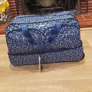 Duffle bag with wheels